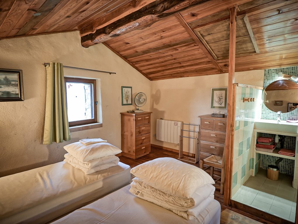 HDR created and tone mapped with easyHDR 3.16.1: [1] MDM10016.JPG, [2] MDM10015.JPG, [3] MDM10017.JPG