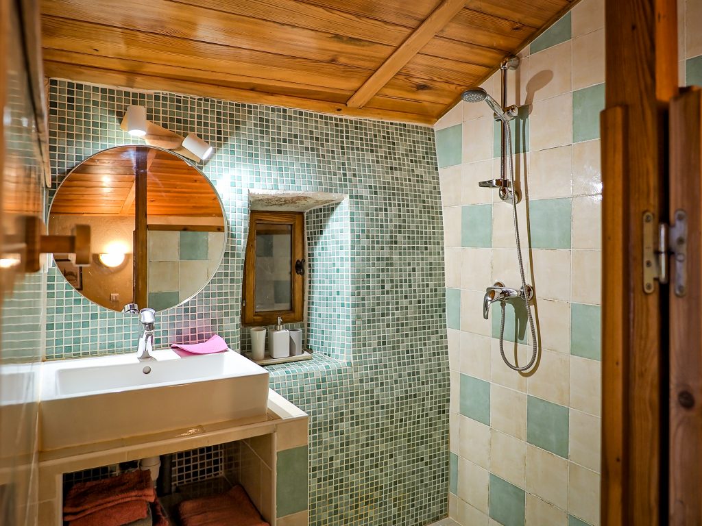 HDR created and tone mapped with easyHDR 3.16.1: [1] MDM10022.JPG, [2] MDM10021.JPG, [3] MDM10023.JPG