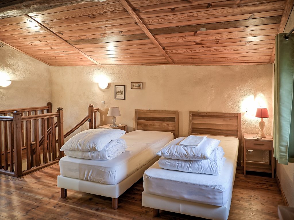 HDR created and tone mapped with easyHDR 3.16.1: [1] MDM10025.JPG, [2] MDM10024.JPG, [3] MDM10026.JPG